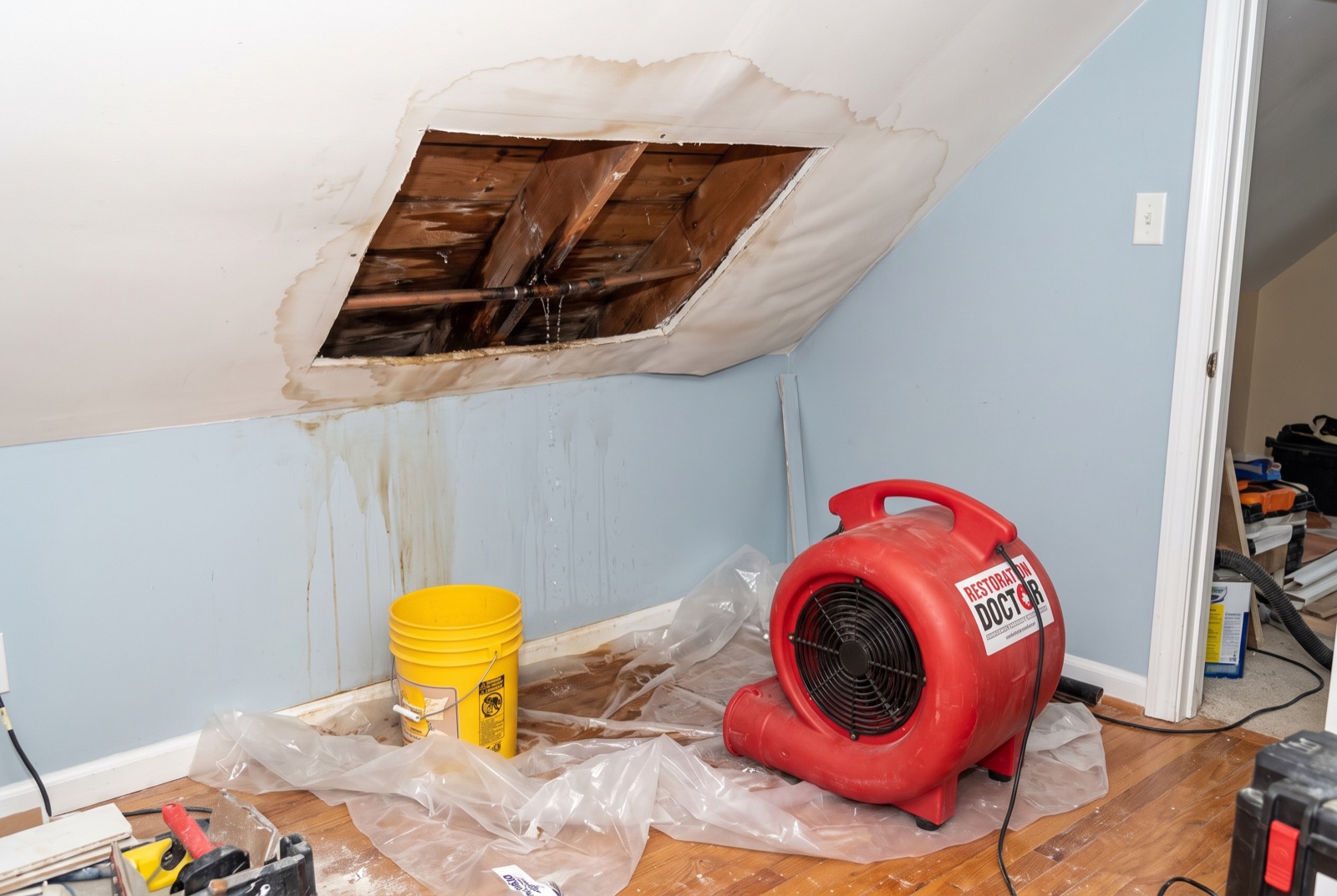 Emergency response to an active ceiling leak in a Fort Lauderdale condo with containment and extraction